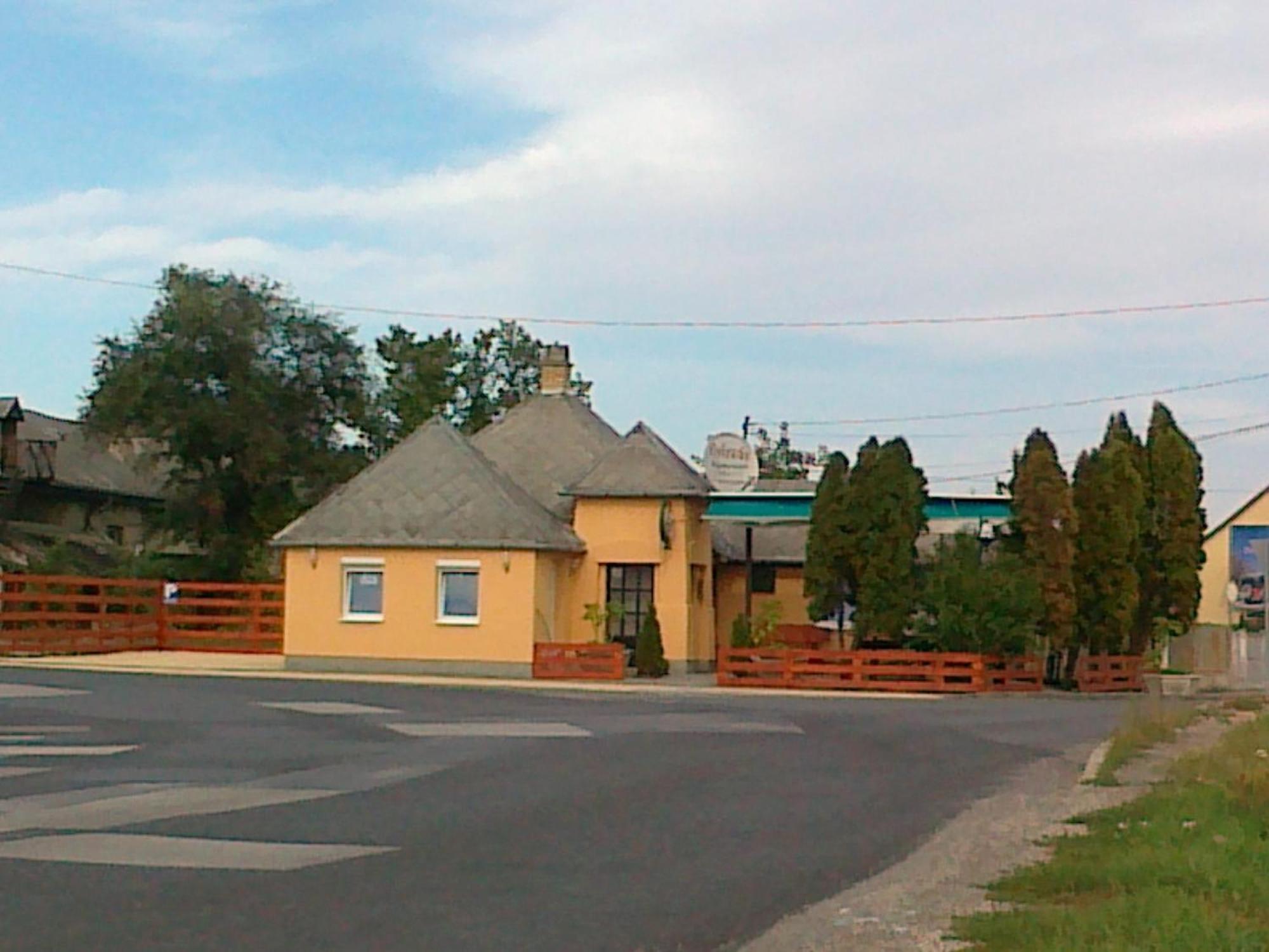 Zsófia Panzió Pápa Hotel Kültér fotó