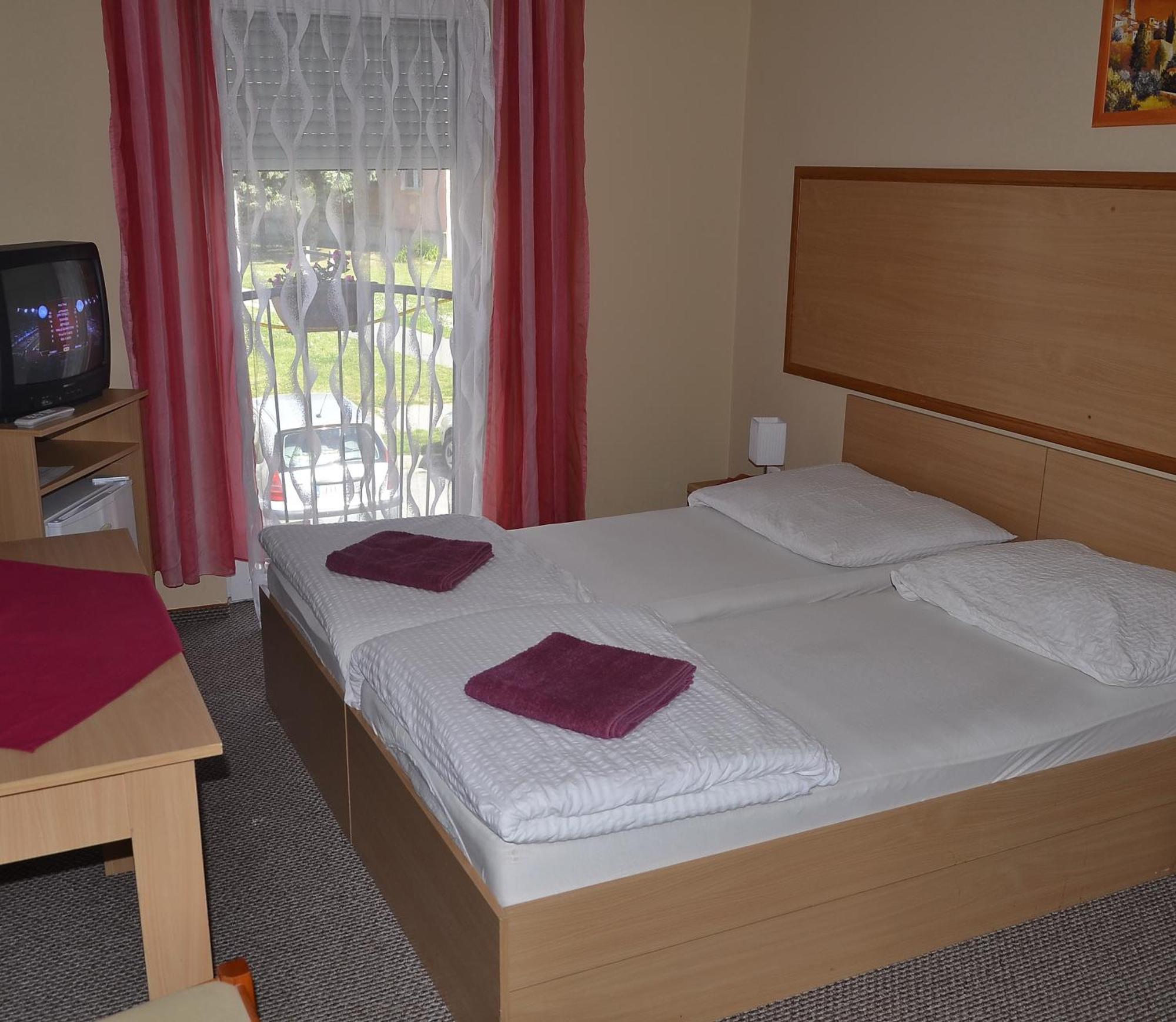 Zsófia Panzió Pápa Hotel Szoba fotó
