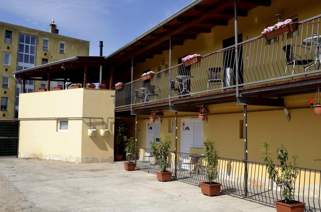Zsófia Panzió Pápa Hotel Kültér fotó